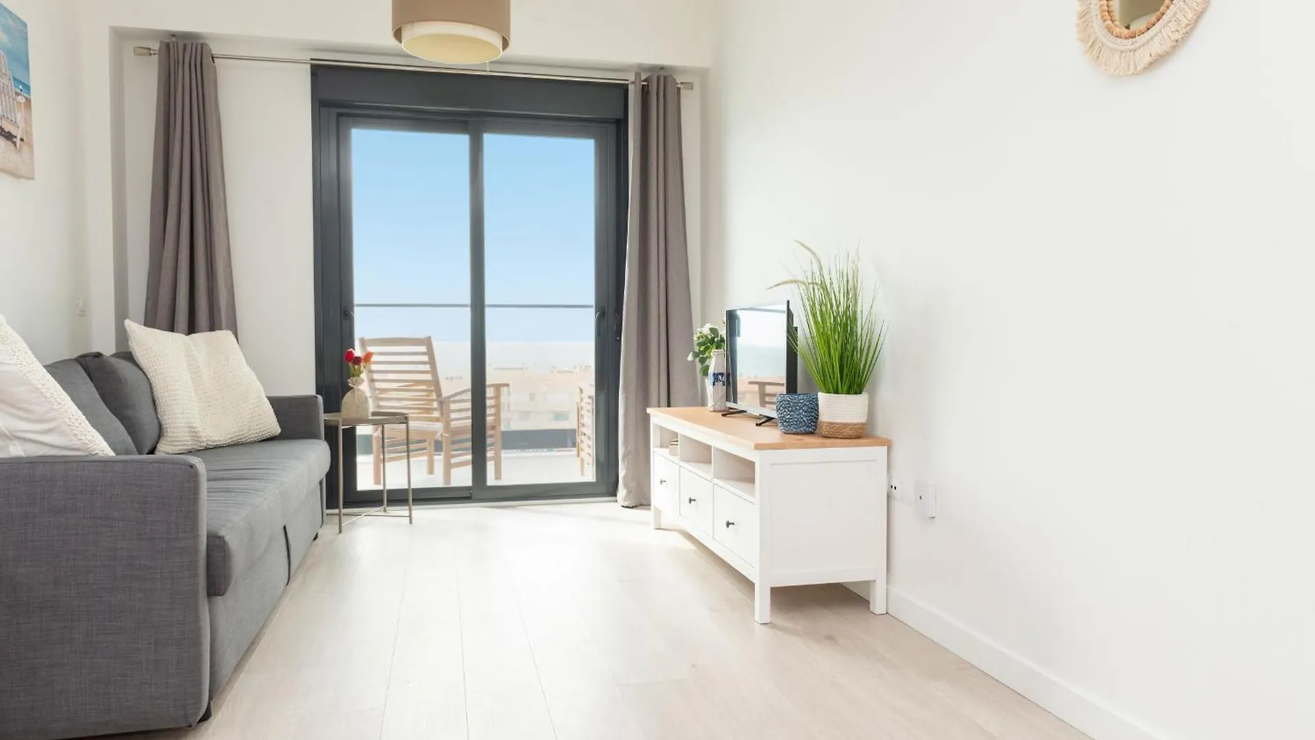 Contemporary One-Bedroom Apartment アルガロボ